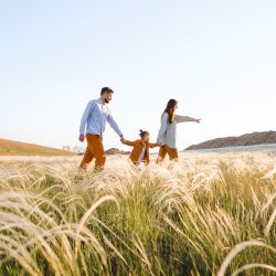 Familie mit Kind beim wandern in der Natur